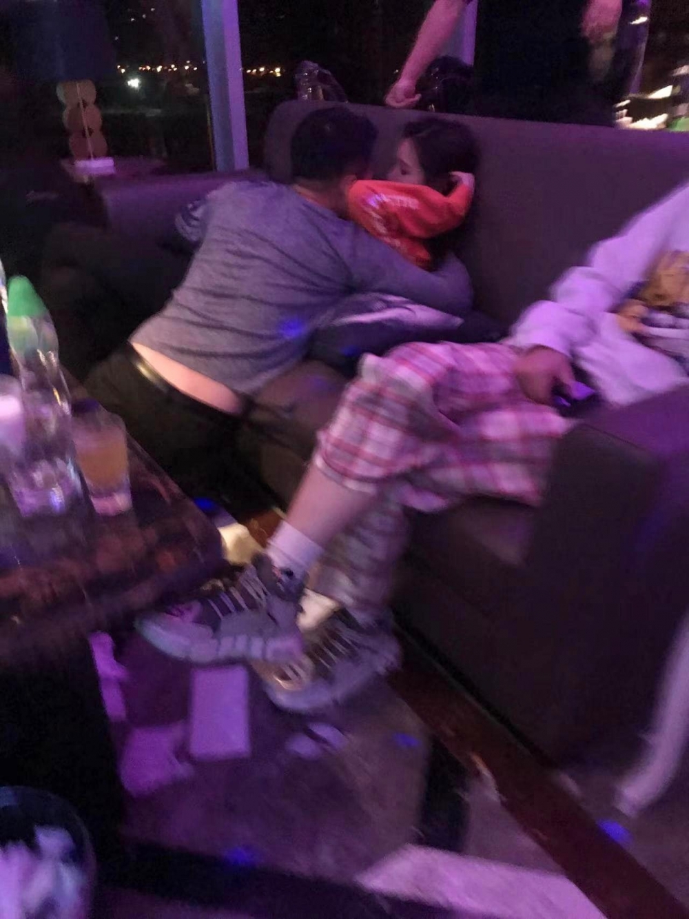 早前葛斯齊喺Facebook公開汪小菲疑似喺酒吧同女生擁抱嘅相片,更直指汪小菲婚內偷食