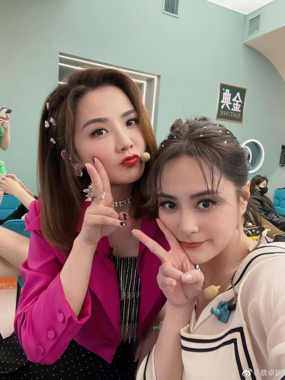 呢一幕引起好多網民共鳴：「下班的樣子像極了你我！」、「表情太真實了」