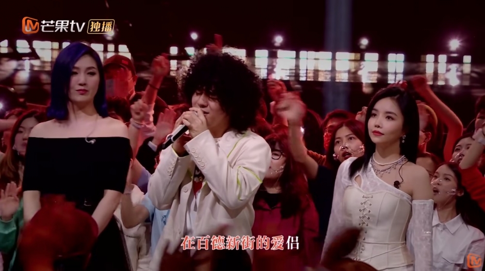 所有嘉賓同觀眾都一齊唱，場面感動