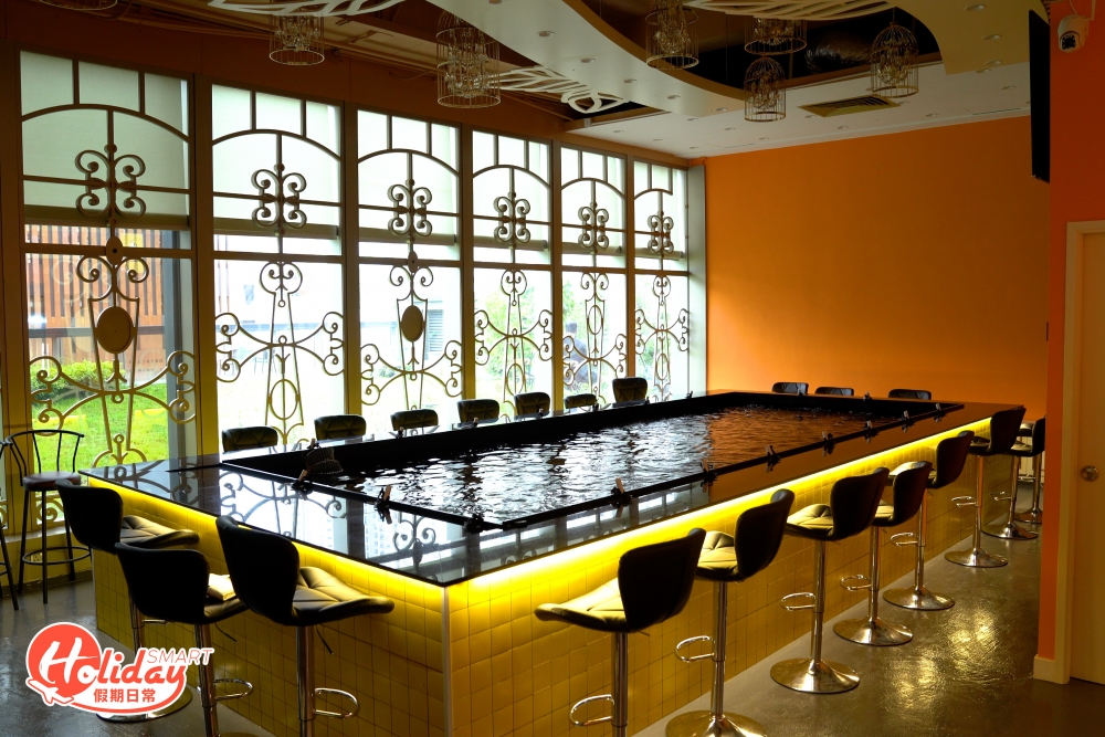 新開室內釣蝦場「蝦哈哈」位於石門，地理位置方便是一大賣點，只是距離港鐵站兩分鐘步程，蝦場佔地2,500呎，設有落地大玻璃，採光度十足，可以望到鐵路和山景，場內有兩個大蝦池，空間感十足。