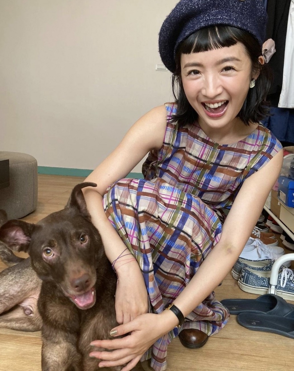 最後卻發現原來對方居然將消息透露俾其他報刊，怒斥對方「破壞行規」！