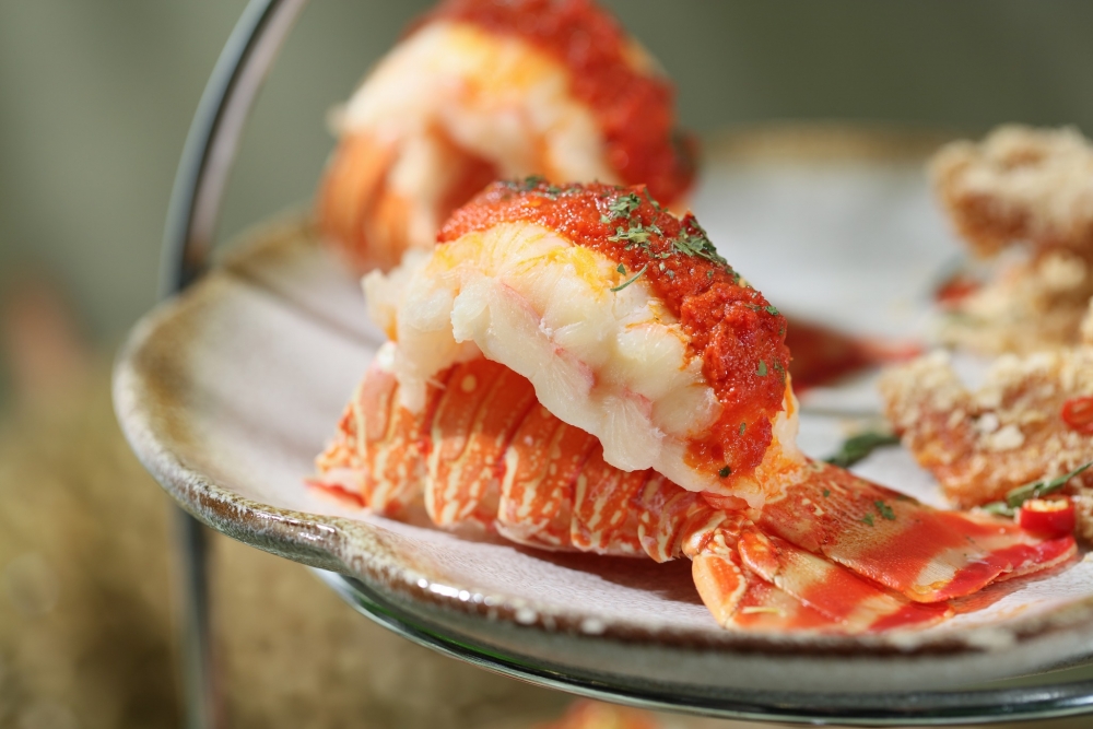 炭燒加勒比海野生龍蝦尾。