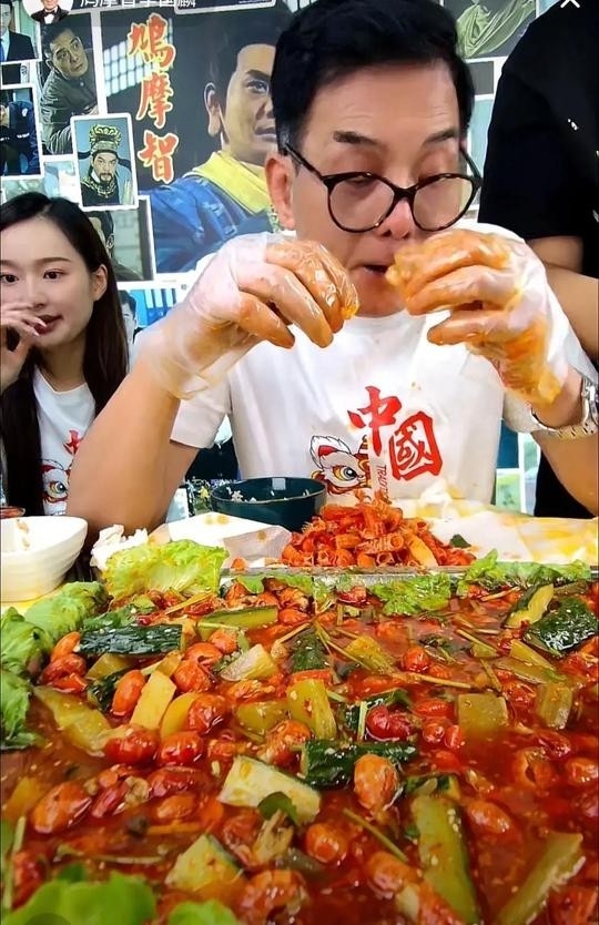 唔少香港藝人北上直播帶貨都會賣食物,為帶貨佢哋要喺鏡頭前大食特食