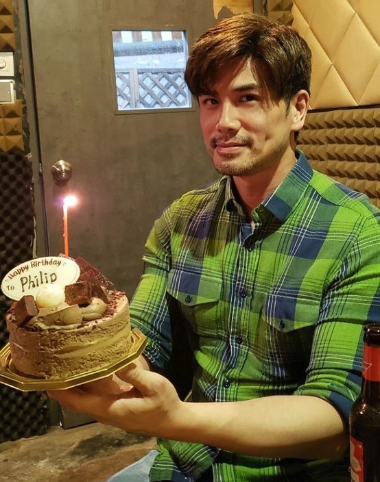 44歲伍允龍受訪時再度提及與鍾嘉欣嘅昔日情!