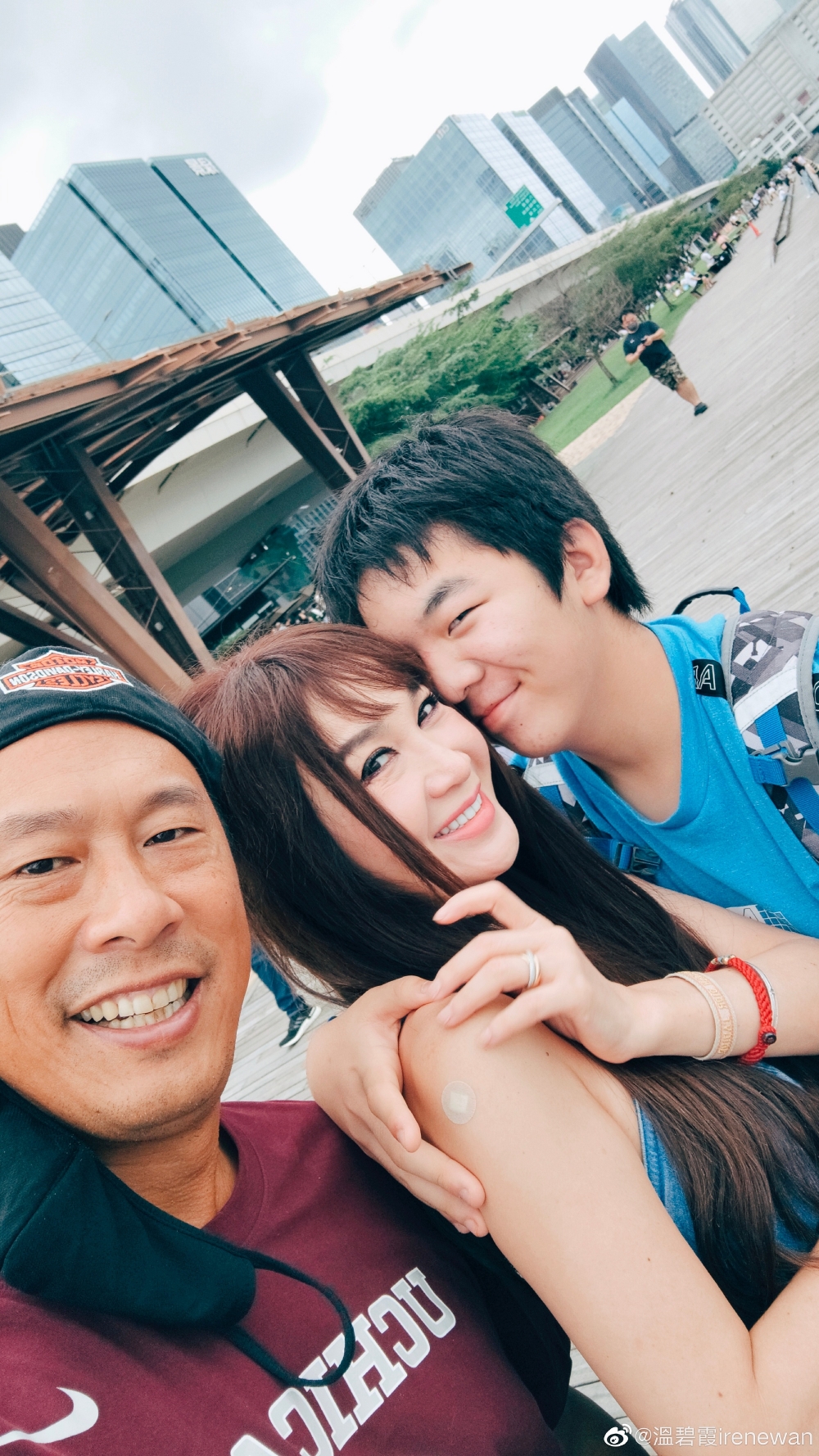 不過溫碧霞同兒子嘅親密互動隨即引起網民討論!