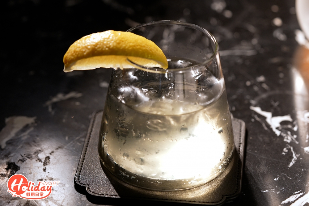 店主推介看似平淡的Gin Tonic，飲落卻帶有獨特的香草味，皆因店主特意將千里香加入氈酒浸過夜，變得更有層次。