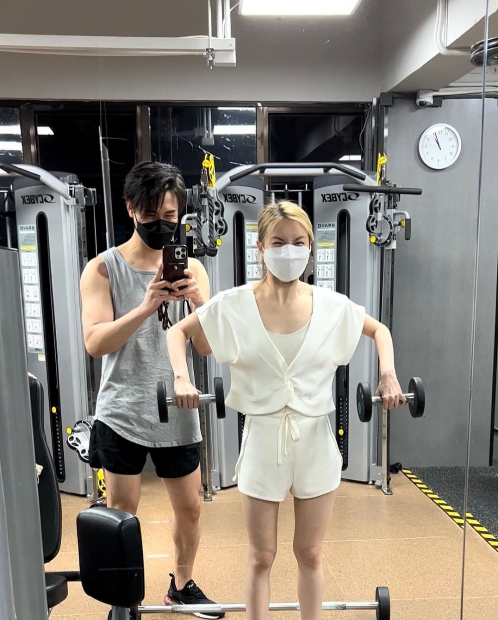 事後Anton亦承認戀情，並表示係與交往7年嘅圈外女友分手之後先同Mag拍拖。