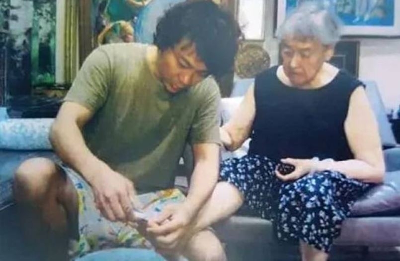 楊寅對鍾慶春照顧有加，企圖贏取對方信任。