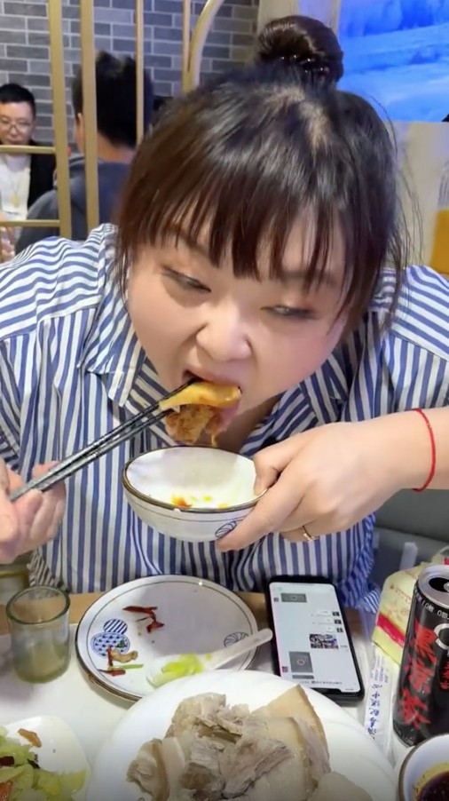 細細粒抖音粉絲已經超過100萬,佢多數都係吃播,經常嗌到成枱餸,細細粒仲強調係佢一人食量。