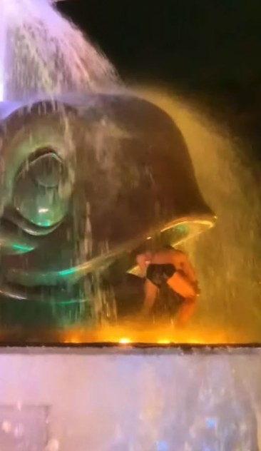 有網民喺FB群組分享港男於迪士尼樂園水池嘅誇張行為！