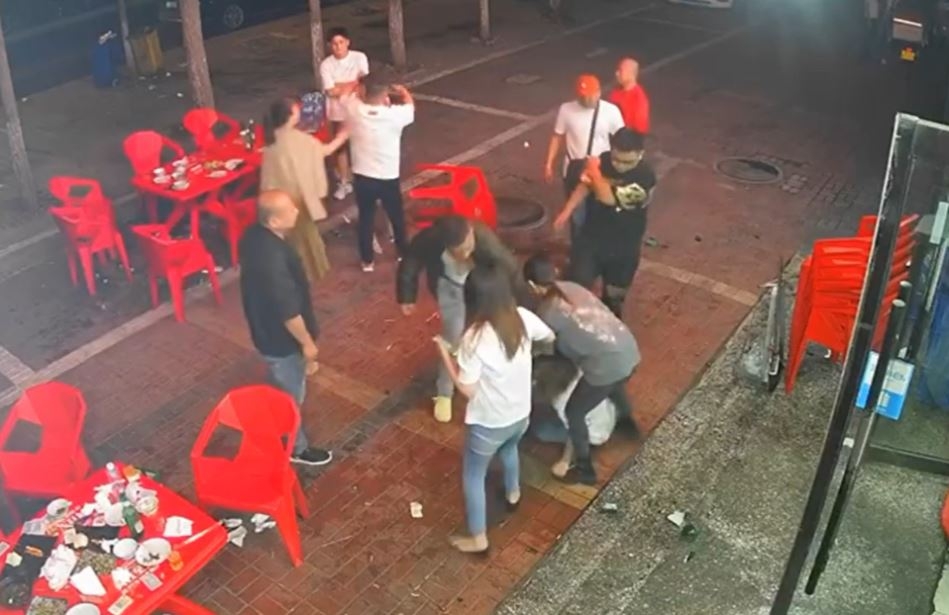 有藝人和網民不滿旁觀男士沒有伸出援手。