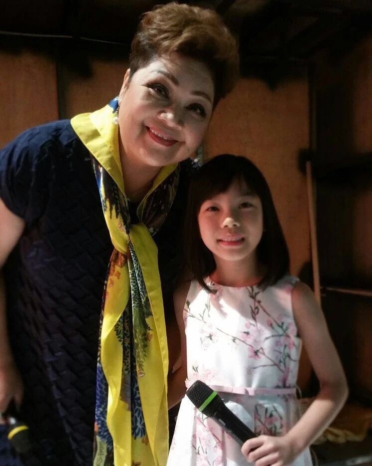 Charlotte7歲時曾與肥媽一起在節目中合唱《上海灘》~