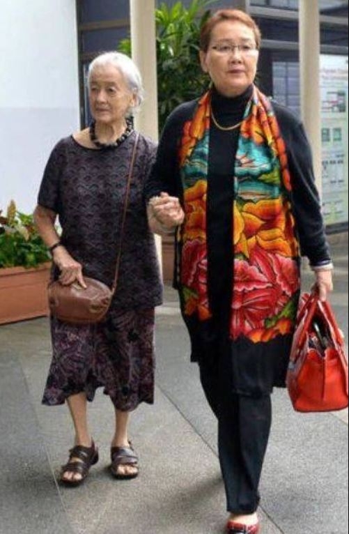 事件終被鍾慶春（左）嘅外甥女（右）踢爆。