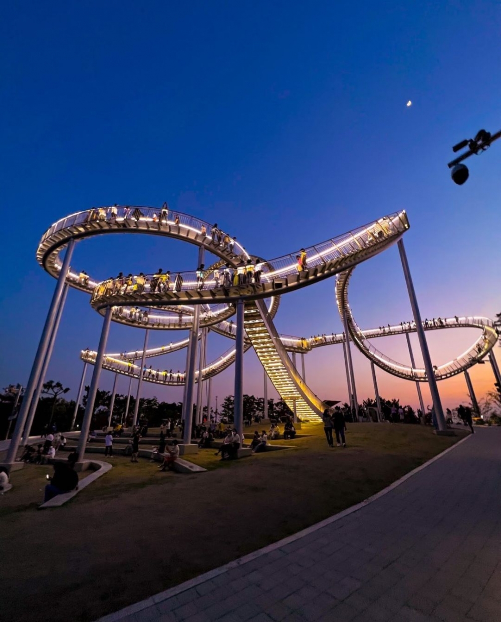 夜晚的「Space Walk」相當有Feel~