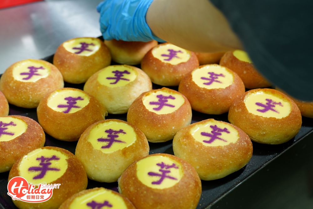 招牌芋泥布甸包跟一般布甸包一樣，用上外脆內軟的法包盛載，法包用上日本麵粉製作，再低溫發酵20小時，掏空法包後先會在包內加入自家製芋泥，芋泥選用質感較綿密的台灣檳榔心芋頭，之後注入法式布甸蛋漿，最後再在表面用紫薯粉灑上大大個「芋」字，單是賣相已經相當搶眼。