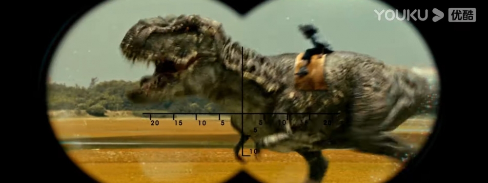 而女主角失蹤多年嘅爸爸就騎住霸王龍出場！