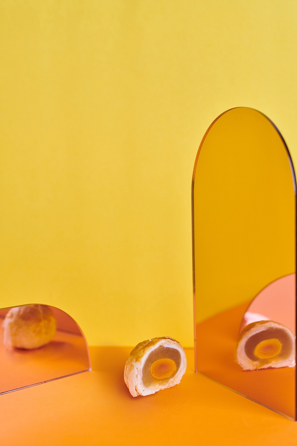 蛋黃蓮蓉酥皮月餅。