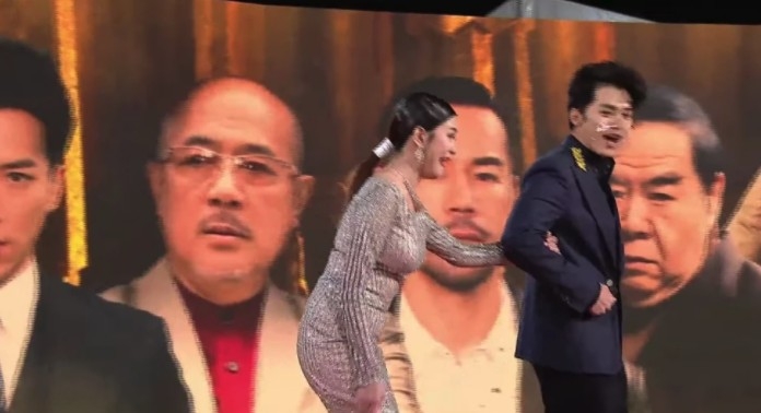 但紅地毯直播期間,江嘉敏就因為呢間太貼身嘅裙,令佢無意間出現三節肉!
