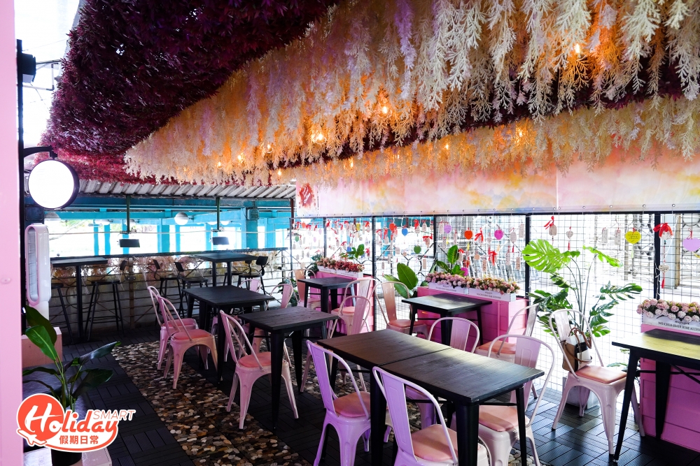 店內採用半開放式的設計，以自助形式運作，不設訂座，需要自行安排座位、排隊點餐和取餐，設有多張木製餐桌及粉紅色背椅，還有多位粉紅色打卡位，雖然有瓦遮頭，不過由於室外無冷氣關係，只有數部風扇，所以炎夏時可能略嫌有點翳焗。