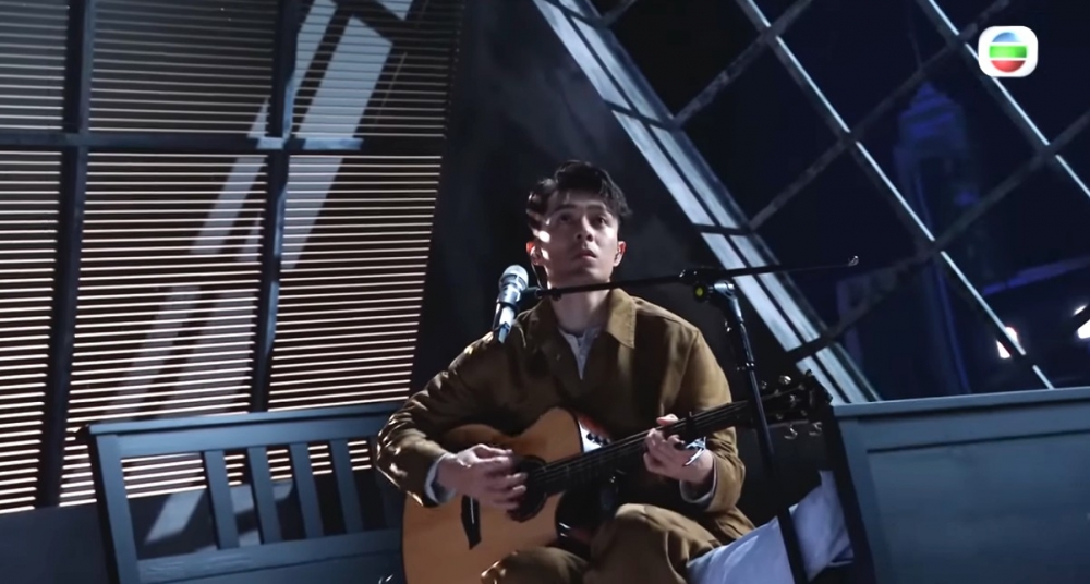 周柏豪一開頭就自彈自唱