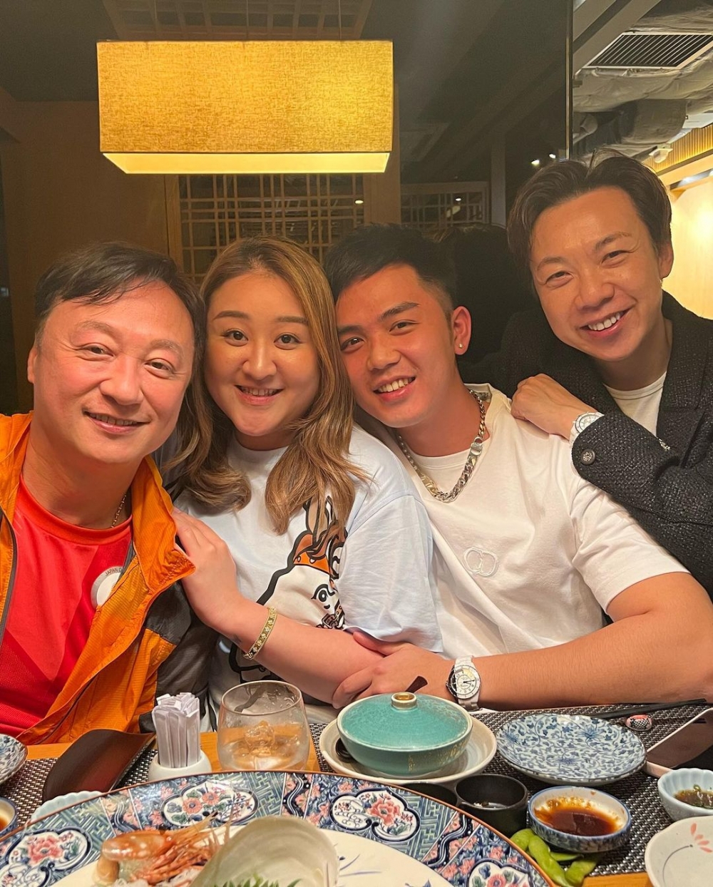 合照可見伍富橋臉上洋溢住幸福嘅笑容,佢與老婆Shirley更超有夫妻相!