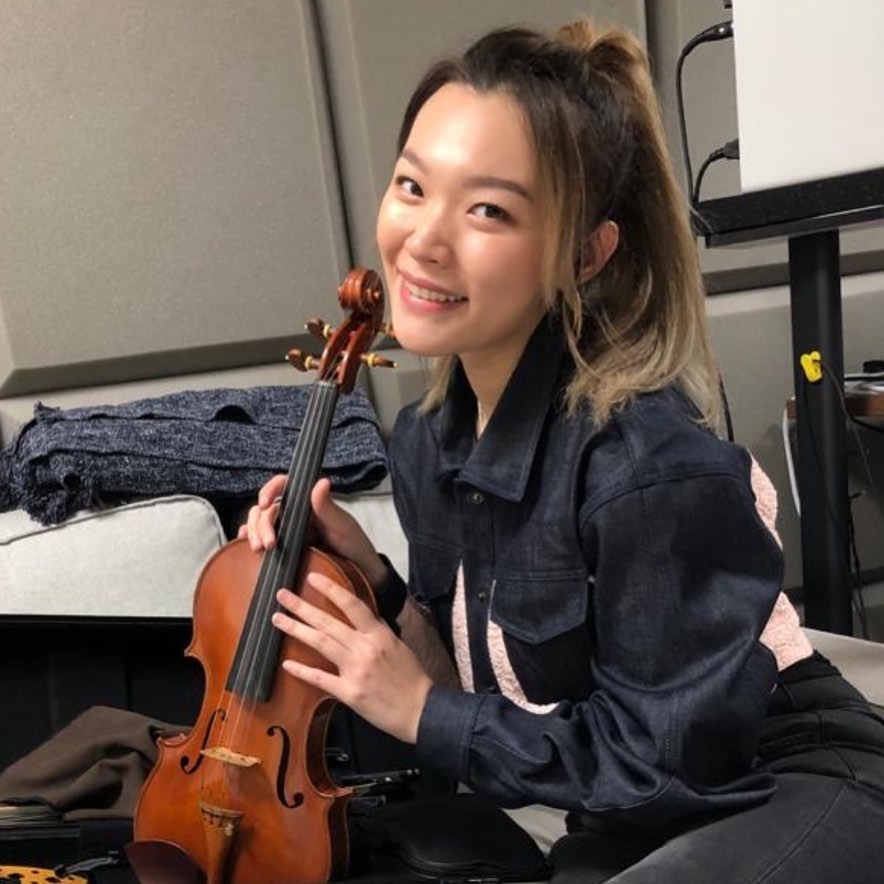 Janees是一位獲得專業資格認證的小提琴演奏家！