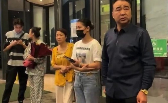 梅志強嘅父母多年來都並冇放棄尋找兒子!圖為家人們等待與梅志強相認前嘅照片。
