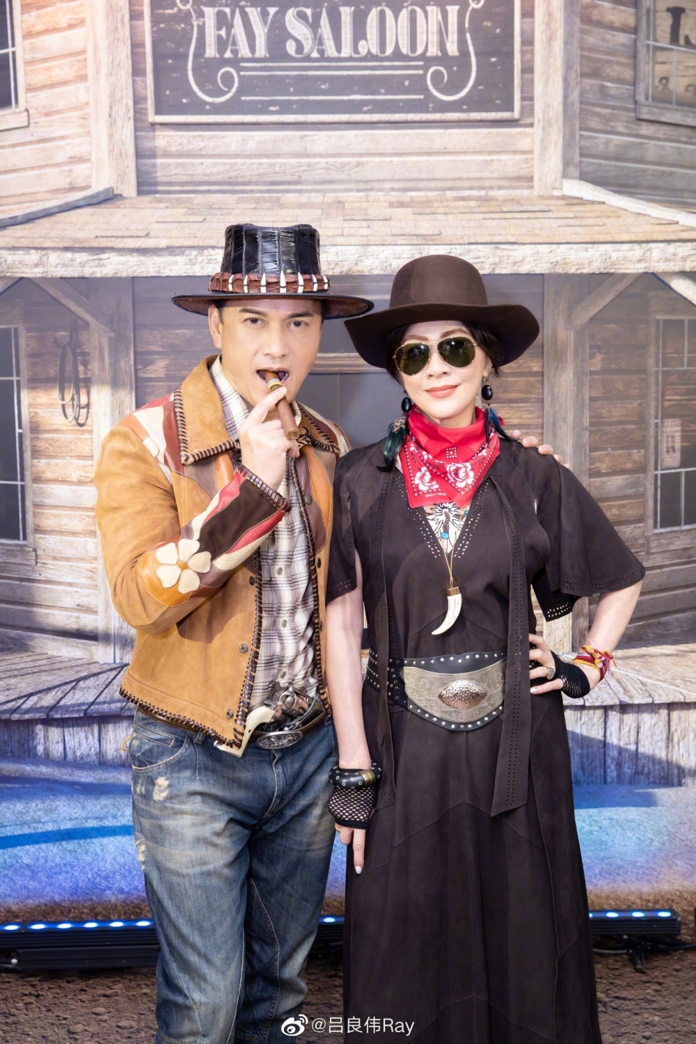 劉嘉玲和呂良偉以牛仔造型合照。