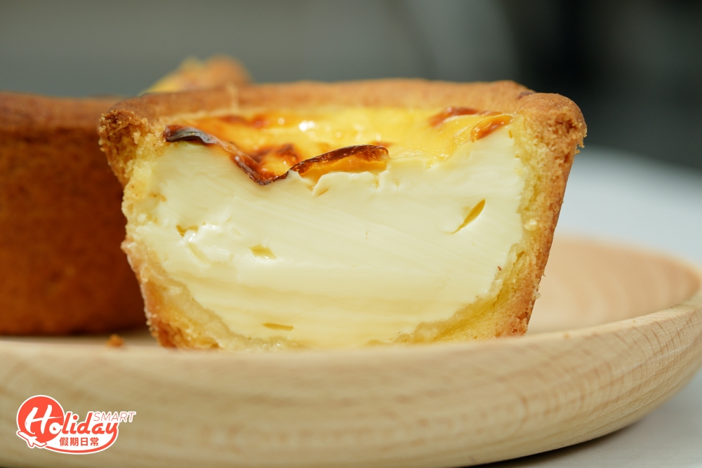外層是鬆化的牛油曲奇皮，面層焗至焦香，內層蛋餡嫩滑，富濃郁蛋味及奶香。