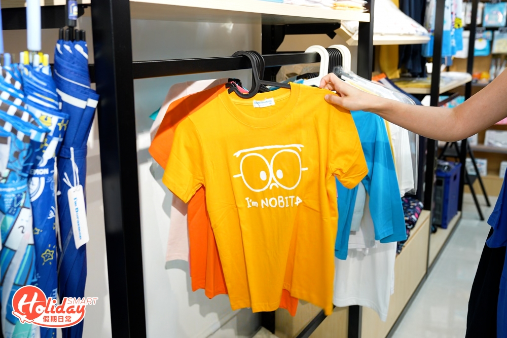 服飾區以售賣成人及童裝Tee為主。