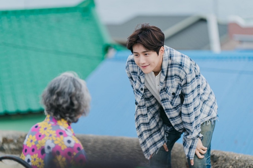 男大學生經常都抽空陪伴獨居嘅嫲嫲！