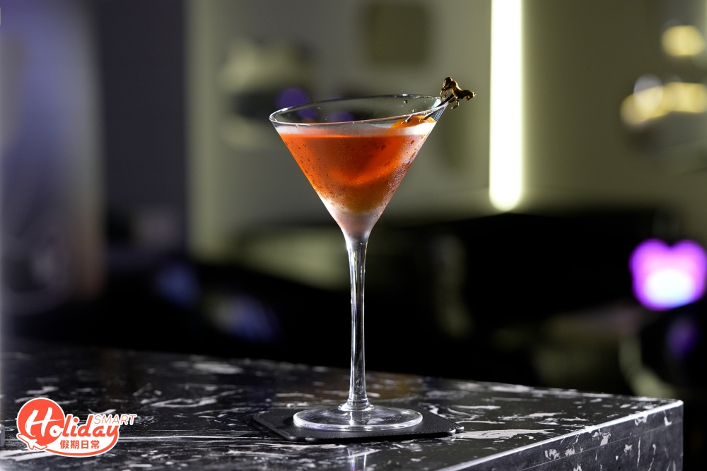 Manhattan以波本威士忌做基酒，加入Sweet Vermouth及橙皮，味道不帶甜，卻有甘澀感。