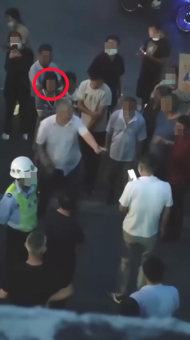 父親惱羞成怒提出要同女兒男友結婚，紅圈者疑似係女兒！