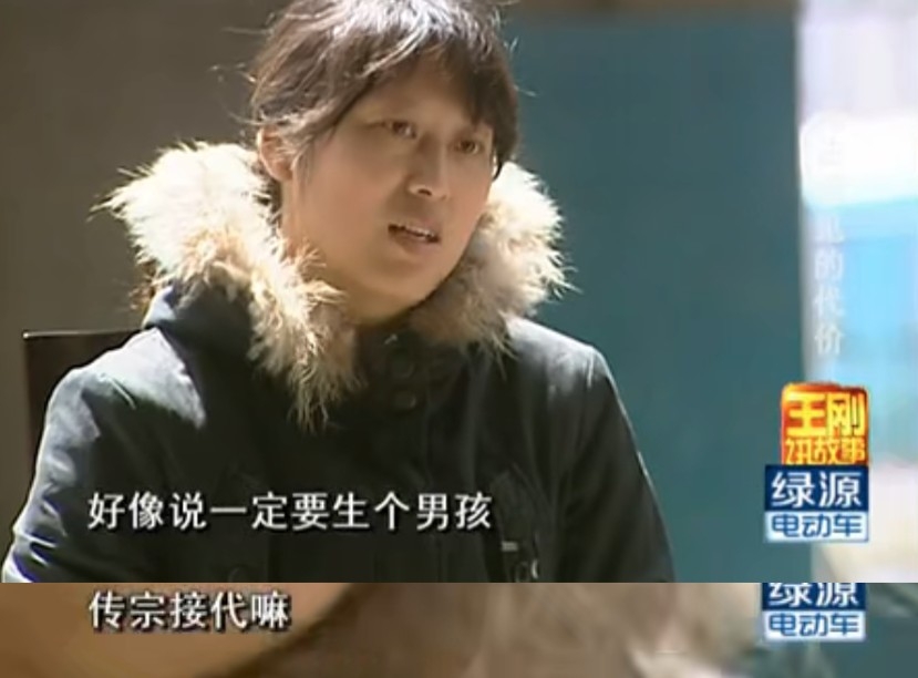 當初兩家人傾好陳玲一家之後唔可以再打擾女兒,就當係陌生人咁,但面對兒子嘅病陳玲唔理得咁多,十分心急咁搵上張家人。