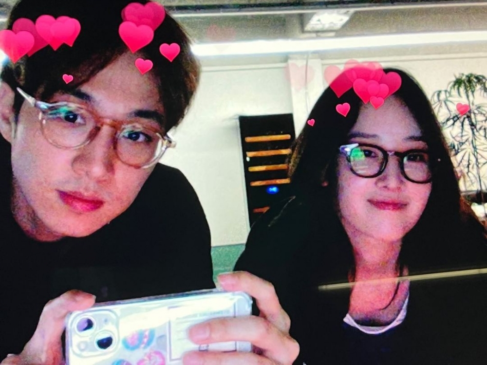 全鐘瑞於6月中大方公開與李重賢導演的合照！