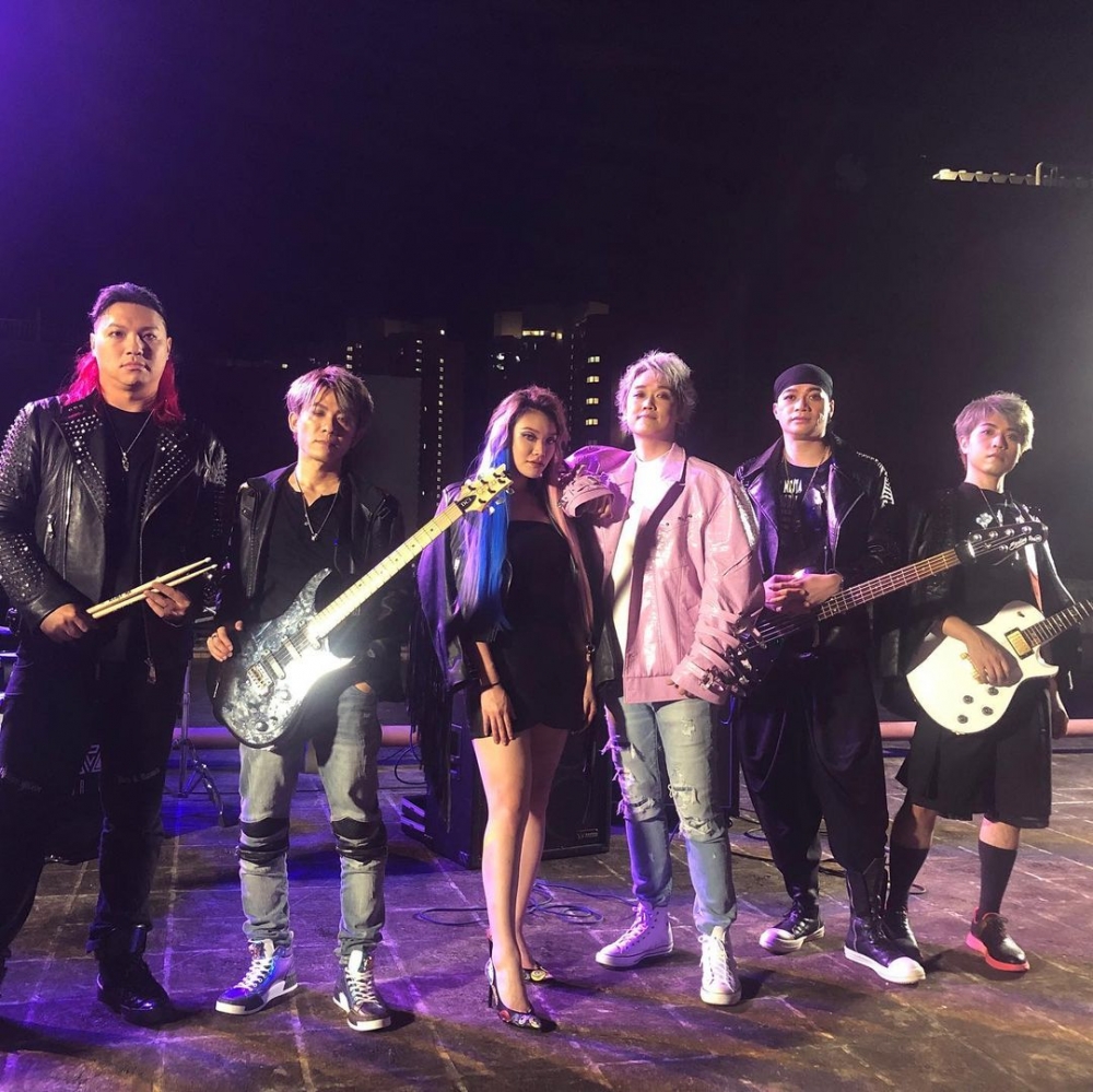 Janees曾與香港年青樂隊「All For One」合作推出《裂痕》，並在MV中扮演野性女Rapper！