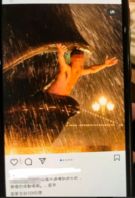 有網民分享該名港男喺迪士尼噴水池內打卡嘅照片！