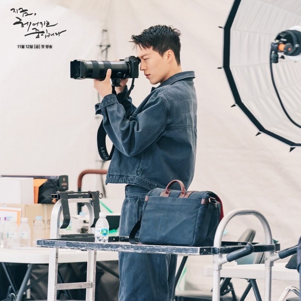 相信大家同朋友出門難免會影相留念！近日一名港男喺迪士尼樂園用超奇特嘅方式留倩影，引起熱議