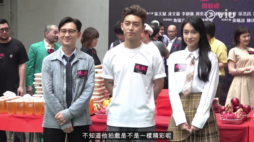 MC呢個新髮型將頭髮梳晒去後面，十分有特色。