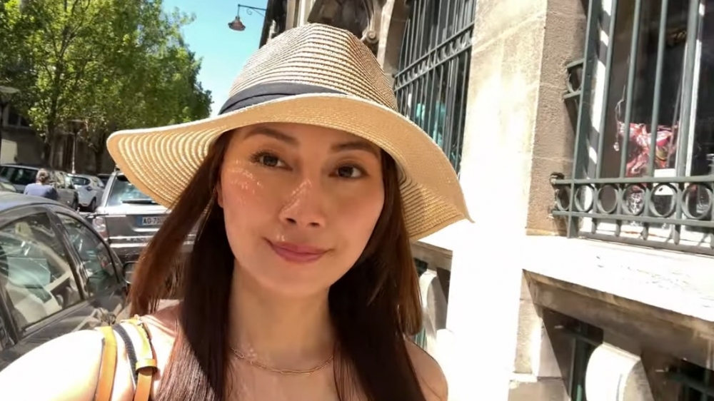 袁嘉敏現時喺法國旅遊,享受寫意悠閒生活~
