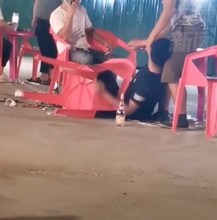 黑衣男乏力瞓左係地