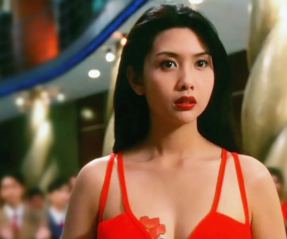 Atlantico又提到佢之所以揀著紅裙係因為以前睇香港電影入面有好多紅衣美人