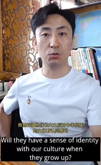 佢認為混血BB增加嘅最大問題係難以培養佢哋對於文化嘅認同感!