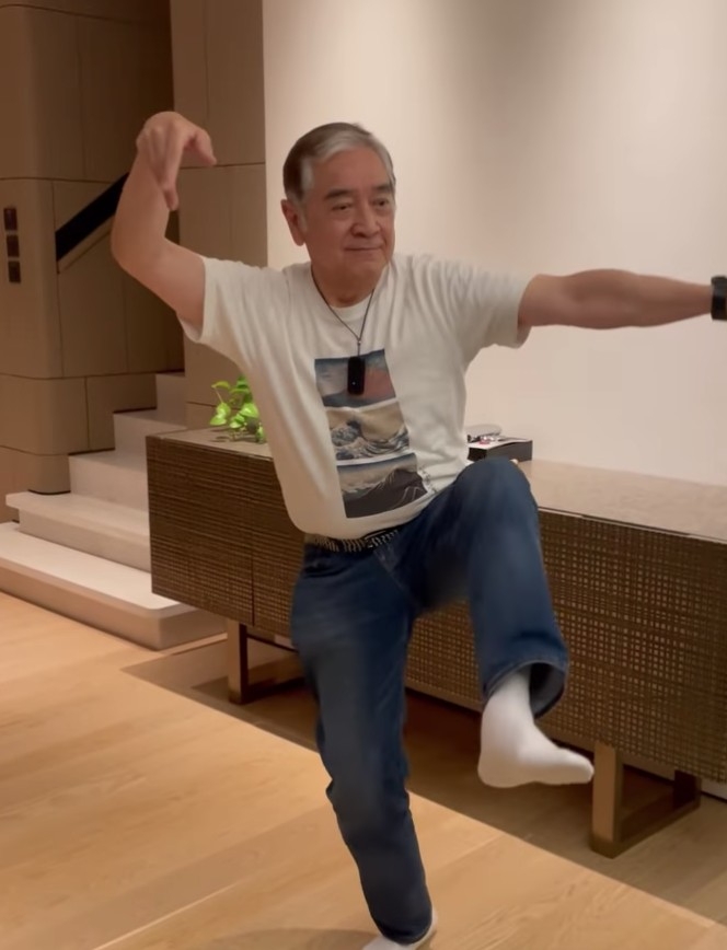 片中秦沛對住鏡頭打功夫,雖然年屆七旬但仍精神奕奕,非常健康!