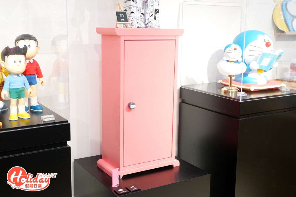 為紀念《多啦A夢50周年》而推出的限定隨意門造型書櫃。