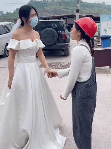 劉大師同霞姐嘅婚禮現場突然有一位女士出現