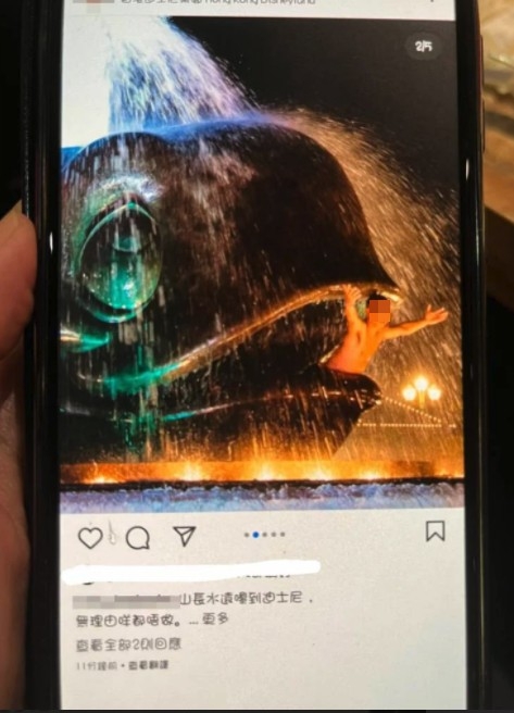 只見男子只係身穿泳褲，疑似喺帖文附上「山長水遠嚟到迪士尼，冇理由咩都唔做。」