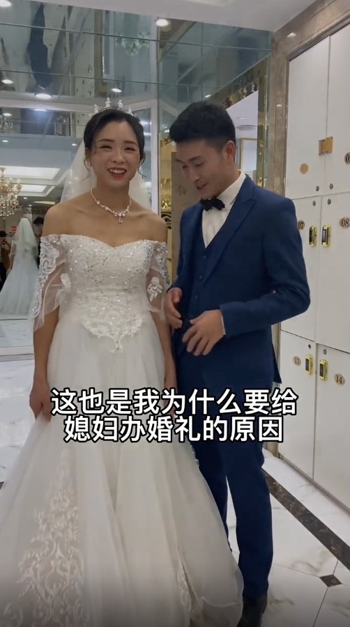 有指劉大師同現任妻子霞姐靠直播帶貨賺到盤滿缽滿,唔止有名車、豪宅,更有過百億身家