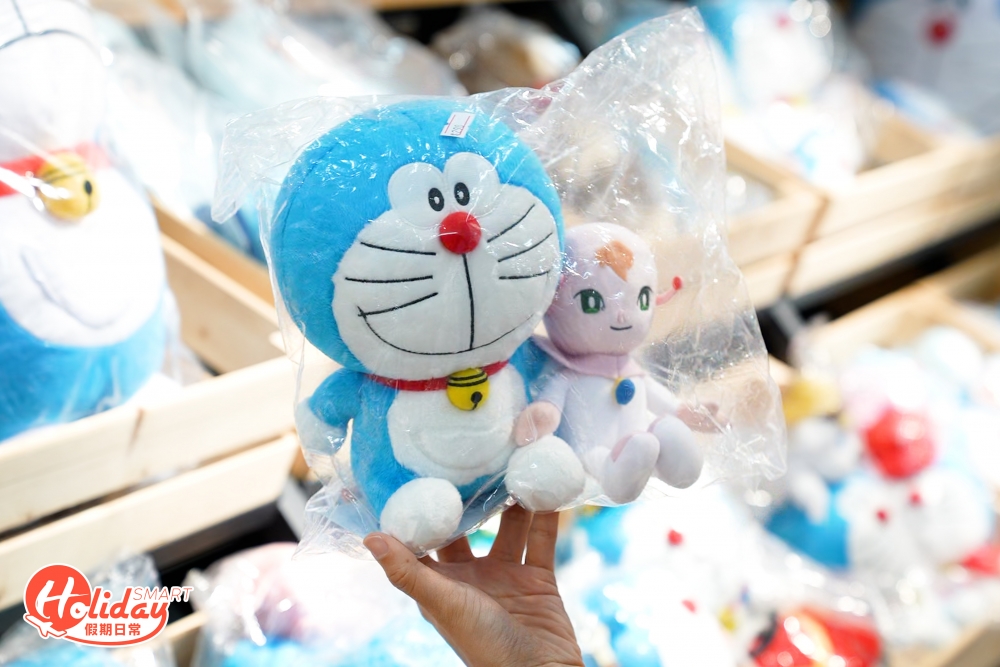 連香港尚未上映的《電影多啦A夢：大雄的宇宙小戰爭 2021》毛公仔亦經已在店內出售。