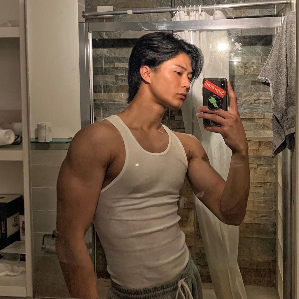 李正炫對自己的身材非常有信心,IG有大量的露肌相!
